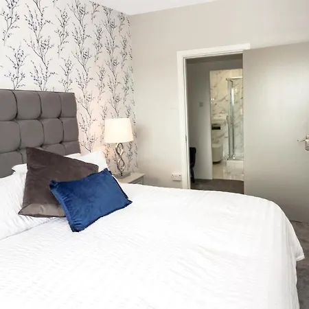 Designer Waterfront 3 Bedroom Exec *